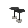 Deux tables de bistro Donut à bord coupé rapprochées par leur côté droit avec plateau noir et socle en béton à motif en relief
