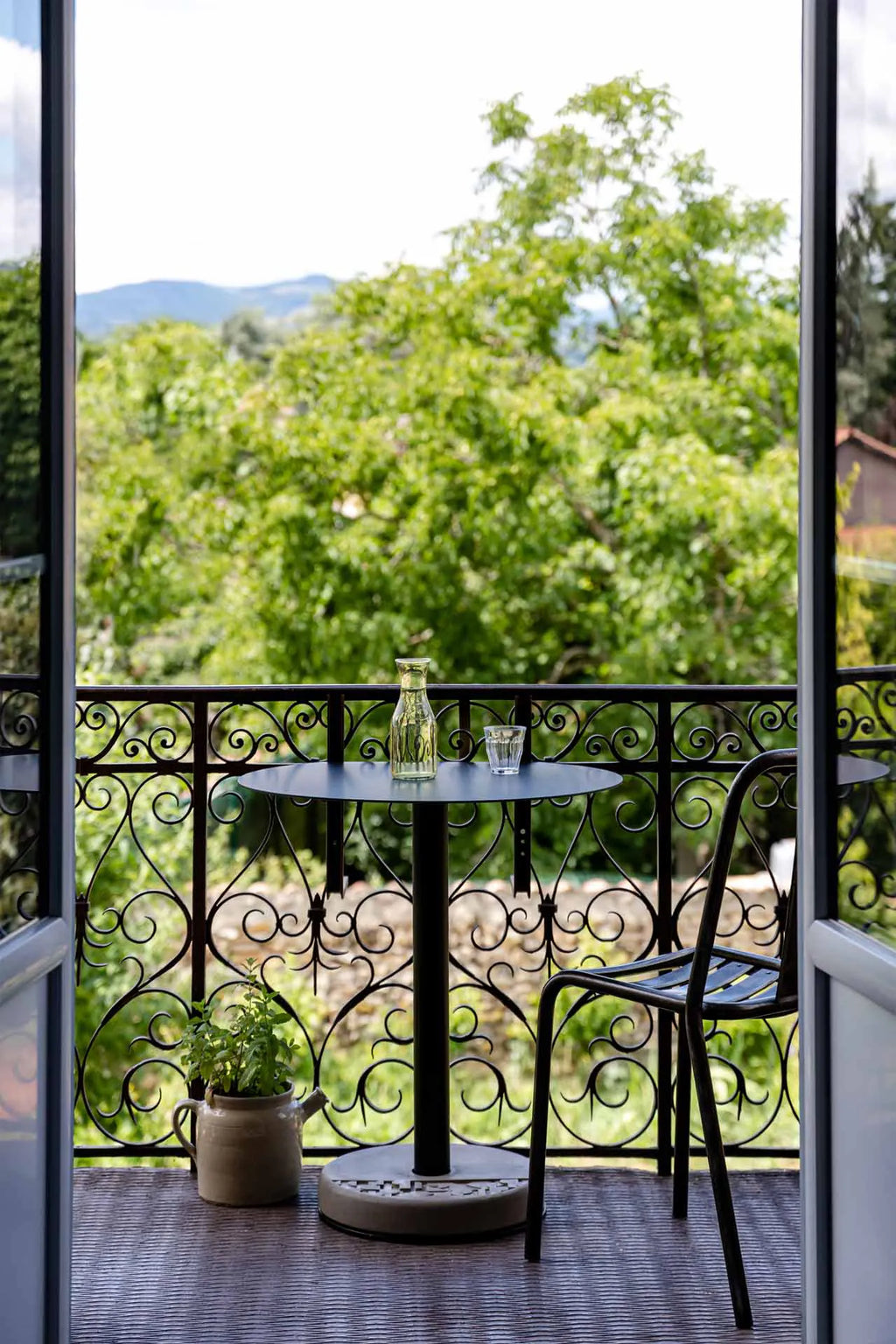 Table de bistro en béton Donut demi-lune en situation