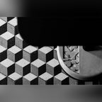 Vue de dessus du socle en béton à motif en relief de la table Donut sur des carreaux de ciment à cubes