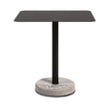 Table de bistro Donut rectangulaire plateau en aluminium noir et socle rond en béton gris naturel à motif en relief sur fond blanc