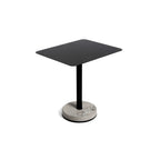 Table de bistro Donut rectangulaire vue de trois quarts sur fond blanc