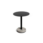 Table de bistro Donut ronde sur fond blanc avec le motif en relief du socle en béton sur le côté
