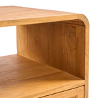 Détail de la niche ouverte et du plateau aux angles arrondis de la table de chevet Breeze en teck