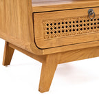 Détail des pieds obliques et de l'angle arrondi de la table de chevet Breeze en teck