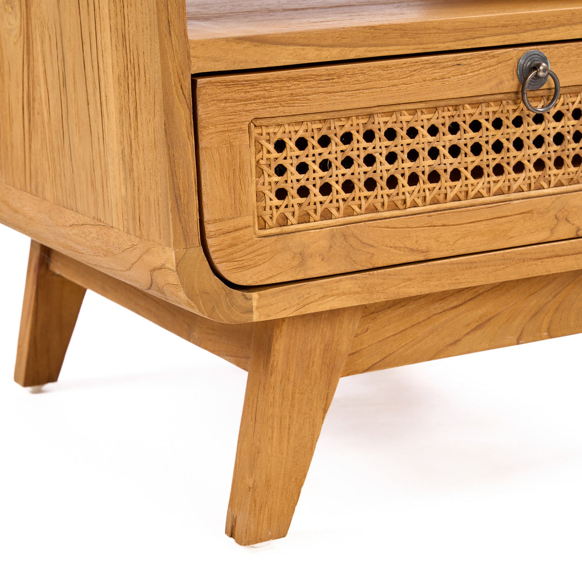 Détail des pieds obliques et de l'angle arrondi de la table de chevet Breeze en teck