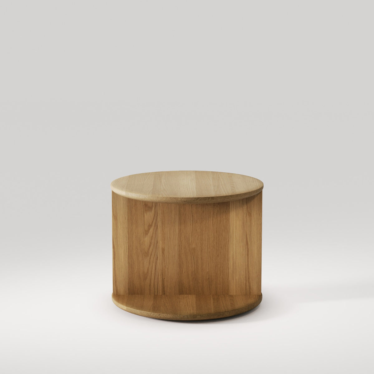 Table de chevet Duplex en chêne naturel vue du côté fermé par sa paroi arrondie