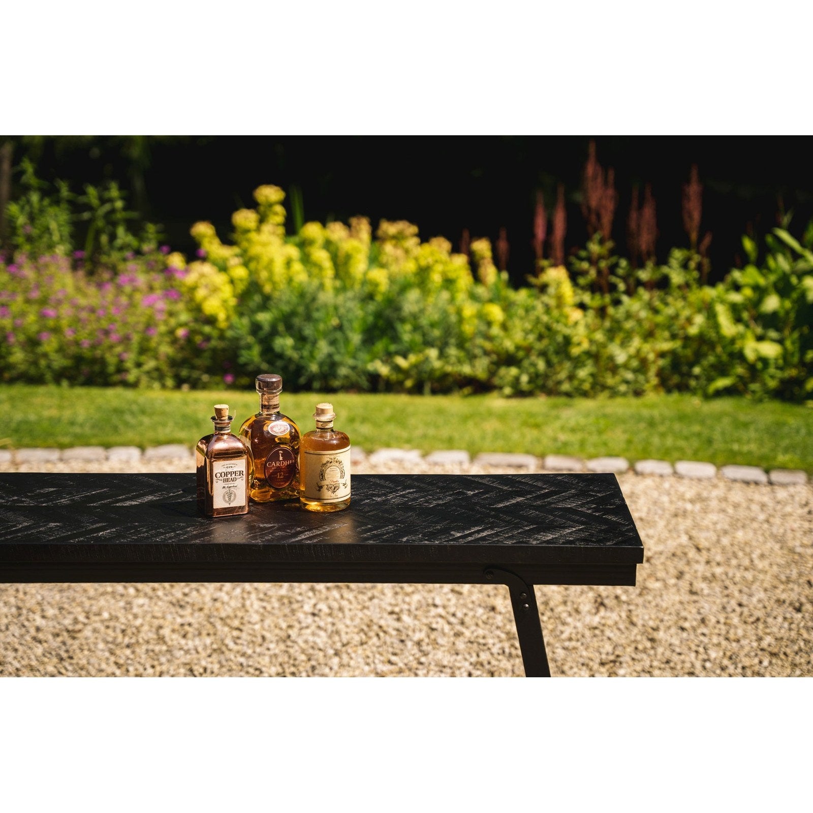 Table haute Herringbone en teck noir en situation