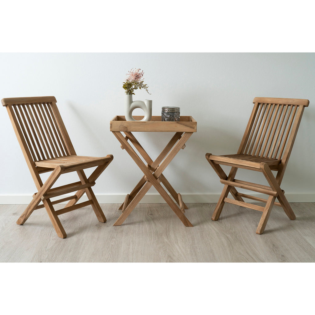 Table plateau teck Ronda compacte entre deux chaises pliantes teck en intérieur