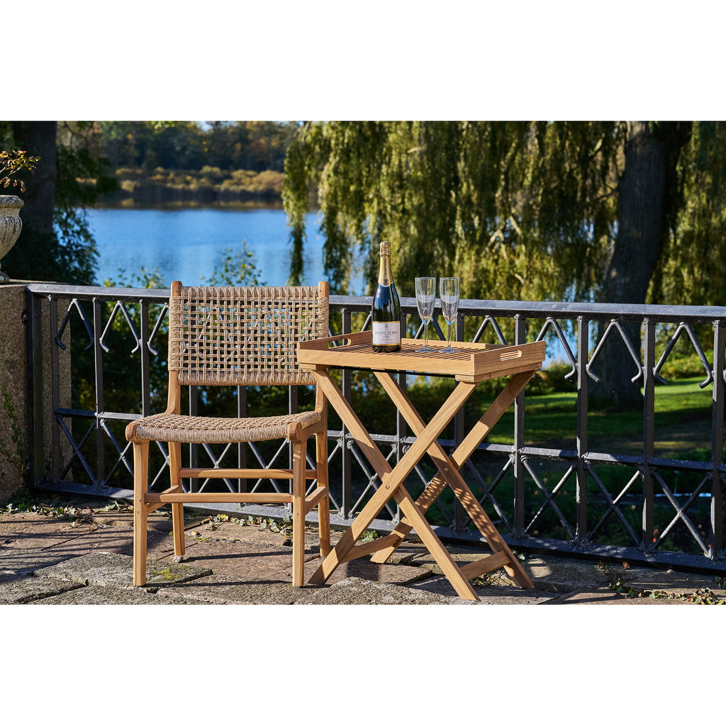 Table plateau teck Ronda sur terrasse au bord de l'eau avec champagne et chaise tressée