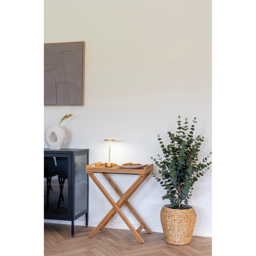 Table plateau teck Ronda dans salon contemporain avec lampe dorée et plante verte