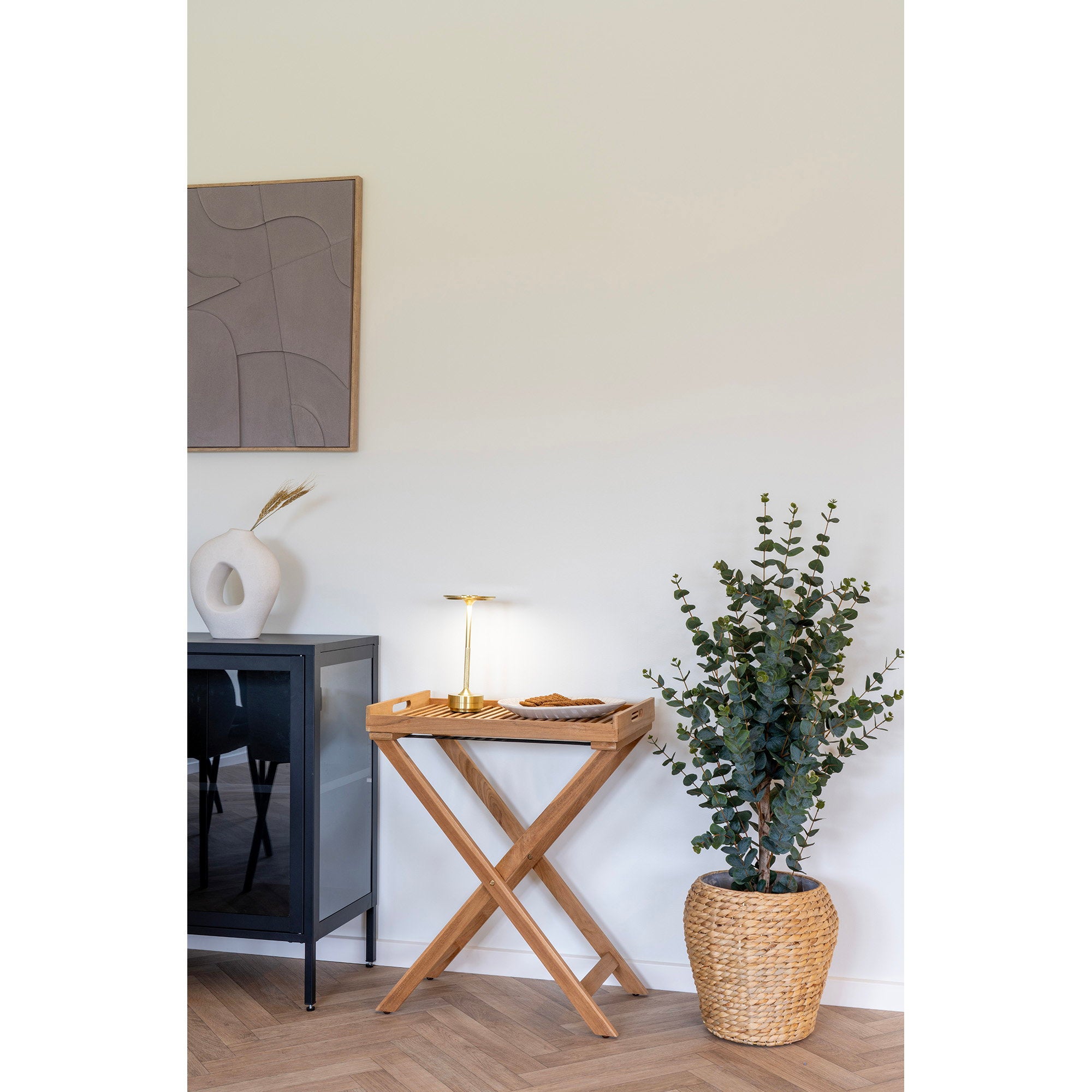 Table plateau teck Ronda dans salon contemporain avec lampe dorée et plante verte