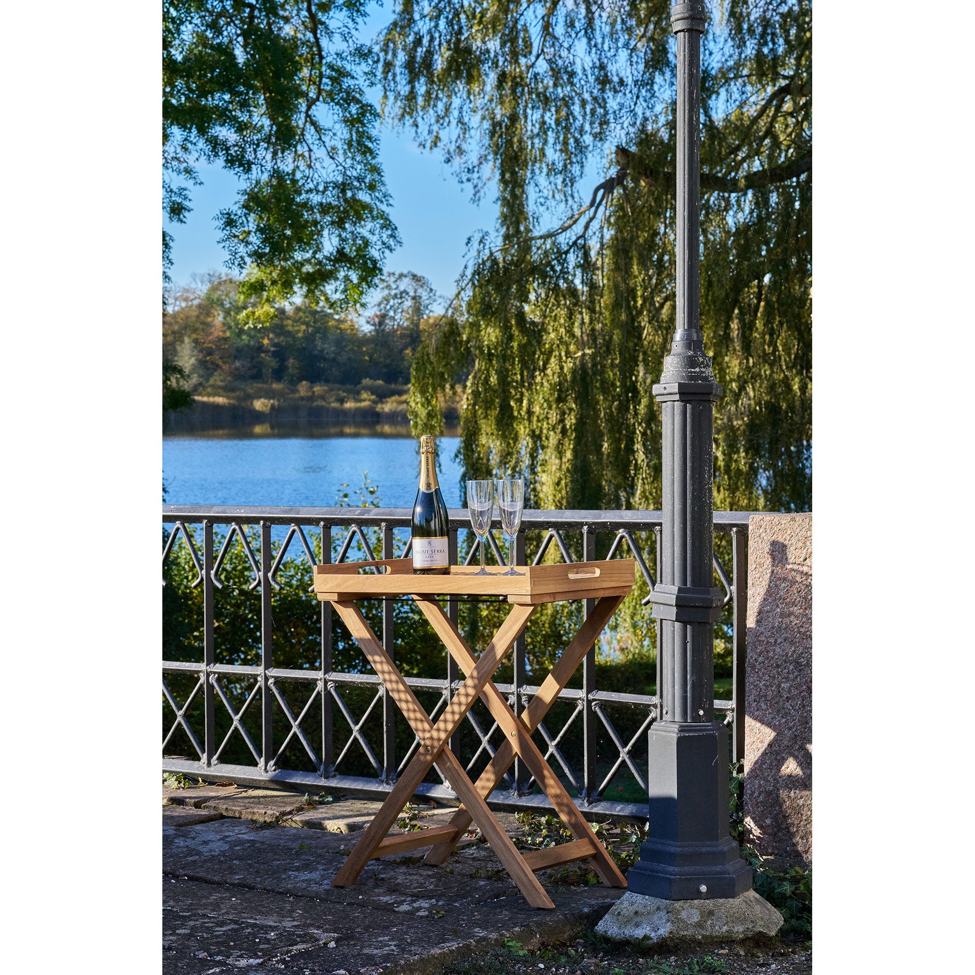 Table plateau teck Ronda en extérieur avec bouteille de champagne, vue panoramique