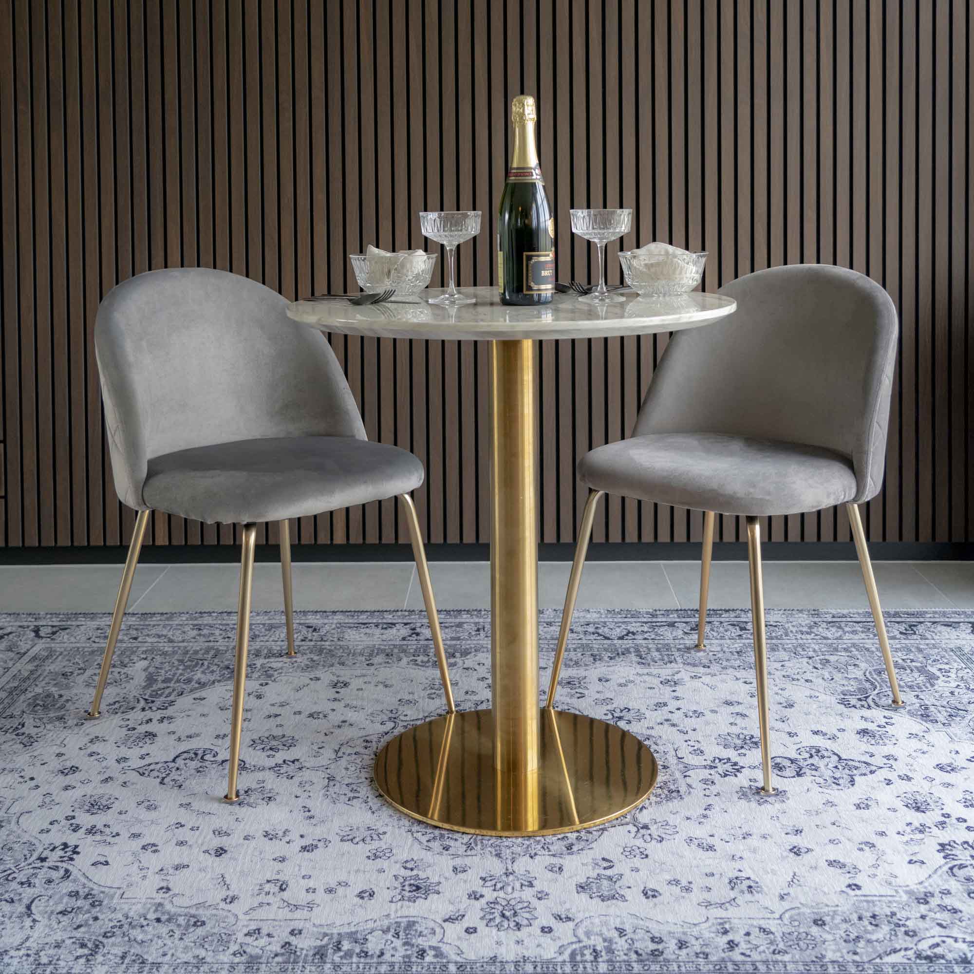 Table Bolzano marbre laiton champagne chaises velours gris décor luxueux