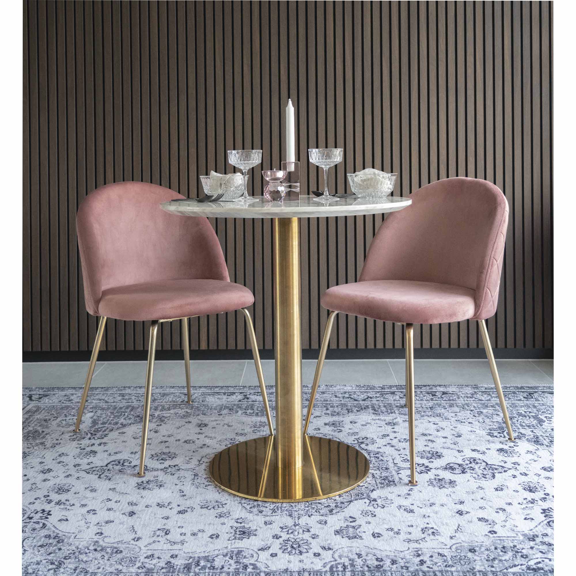 Table Bolzano marbre laiton en situation salle à manger intime velours rose