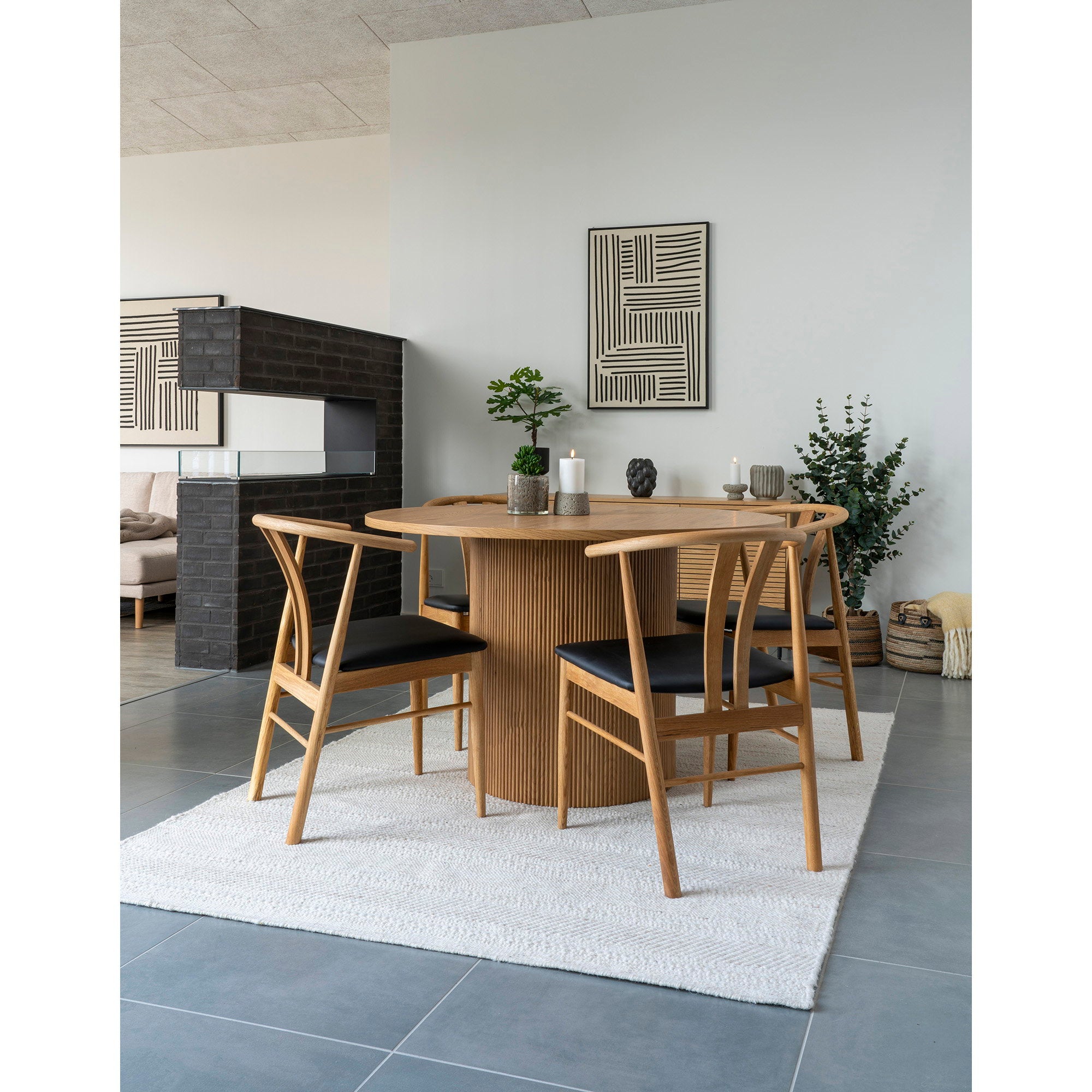 Décoration murale Lipari No.1 stries graphiques noir beige salle à manger table chêne naturel
