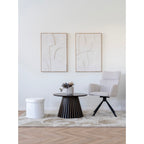 Tableau Madeline blanc en diptyque avec une autre composition de la série au-dessus d'une table ronde et d'un fauteuil