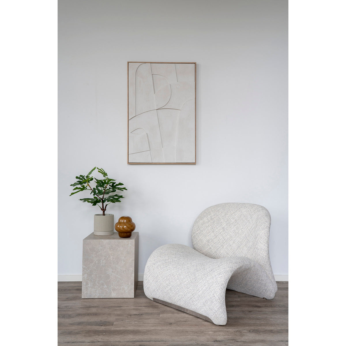 Tableau Madeline blanc accroché au-dessus d'un fauteuil en bouclé clair et d'une table cube effet marbre