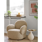 Coin lecture avec un fauteuil bouclé et le tableau Mina N°2 accroché au-dessus d'une table d'appoint