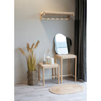 Tabouret Abano corde de papier naturel dans une entrée contemporaine avec console miroir organique et étagère