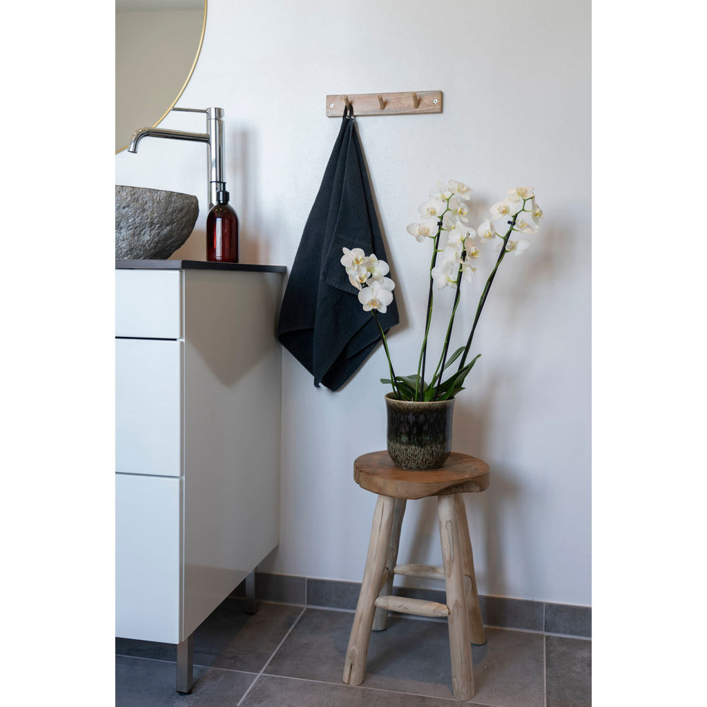 Tabouret Badia teck massif naturel ambiance salle de bain plante orchidée