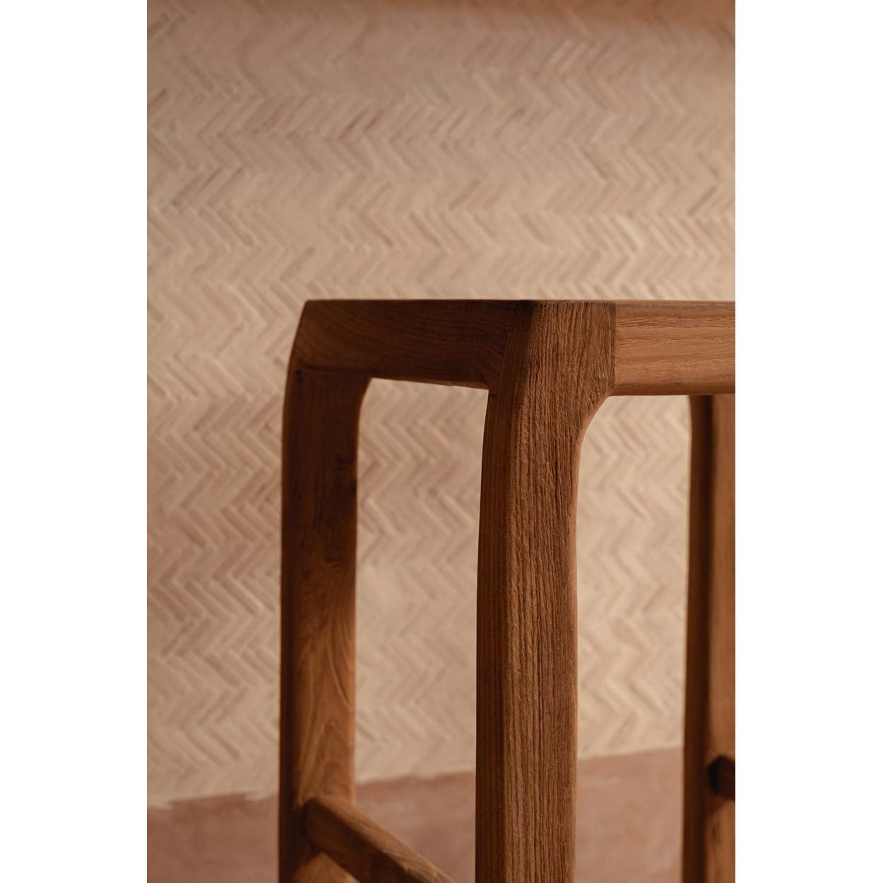Tabouret de bar Ithaca en teck recyclé en situation