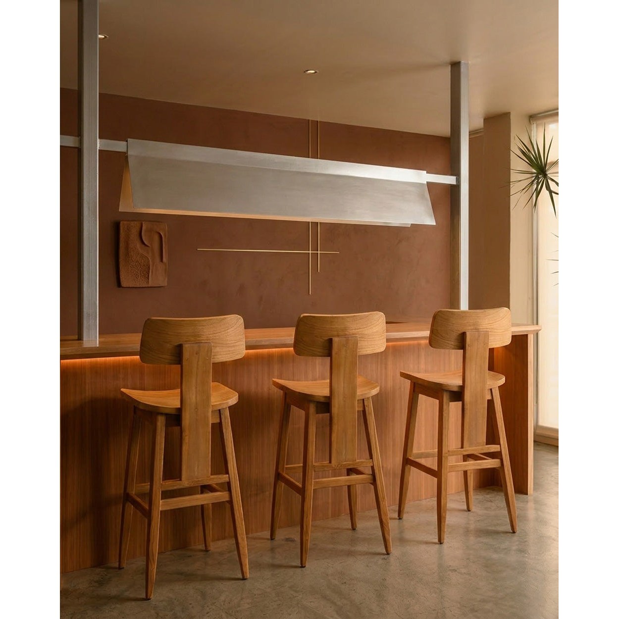 Tabouret de bar LovYa en teck en situation