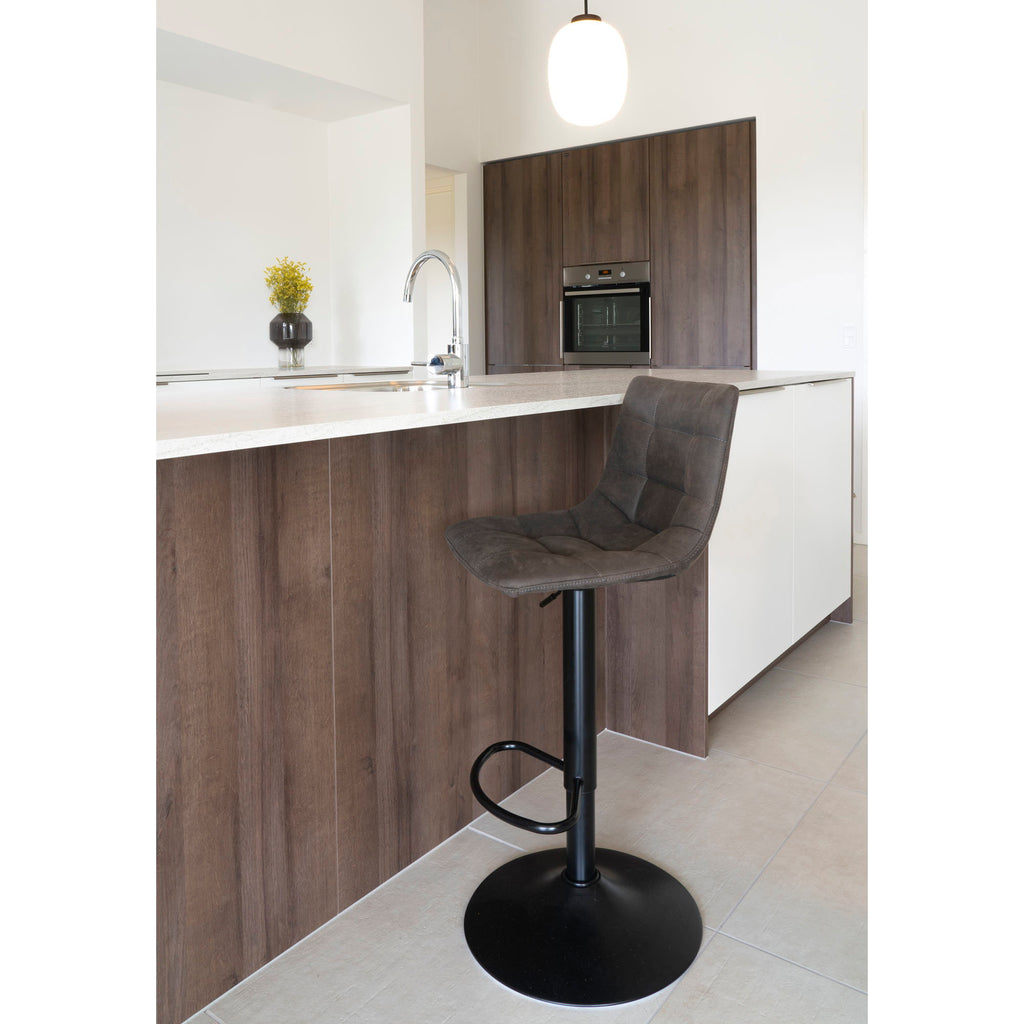 Tabouret bar Middelfart microfibre gris foncé vue profil devant îlot cuisine moderne