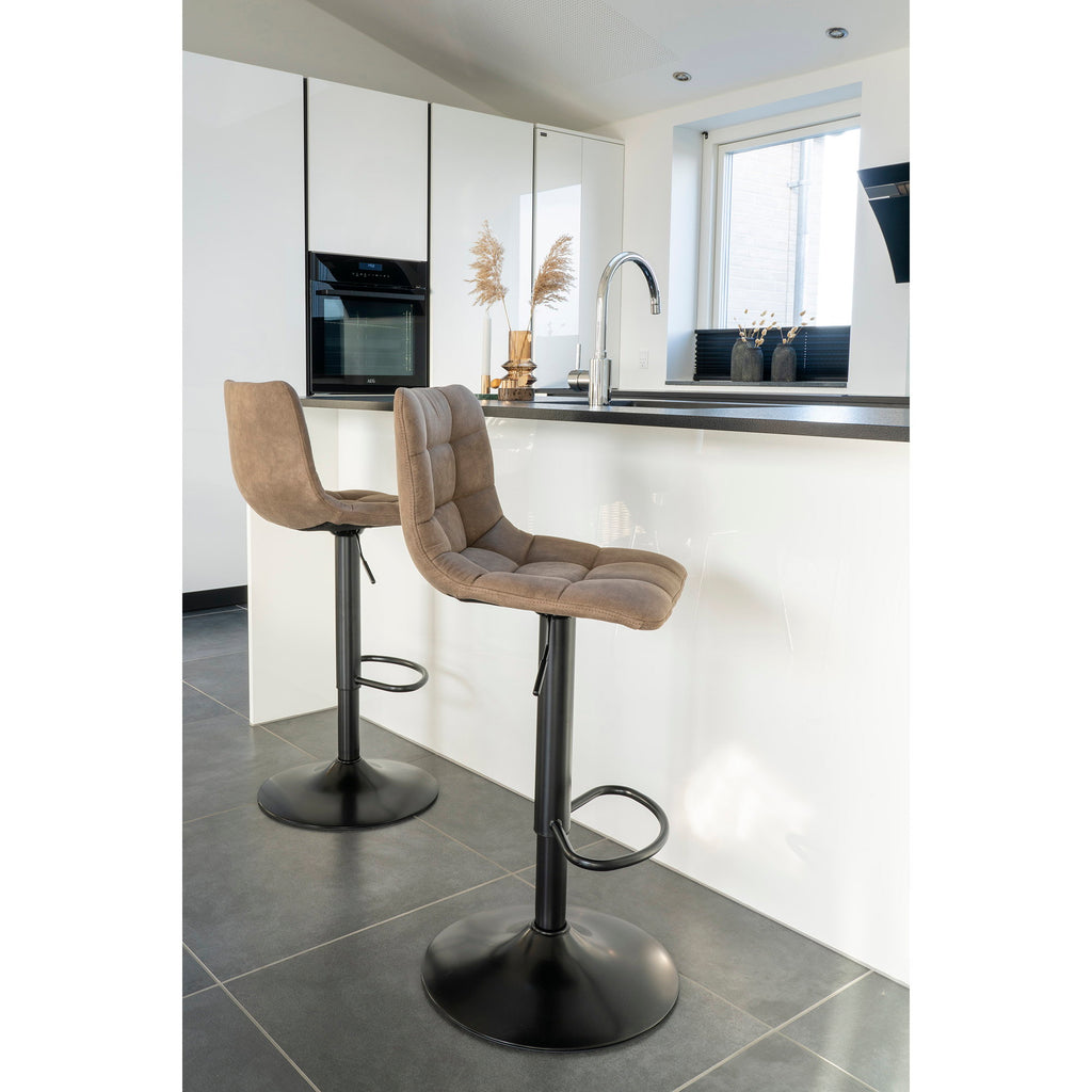 Tabouret de bar réglable Middelfart microfibre taupe en situation devant un îlot de cuisine contemporain lot de 2