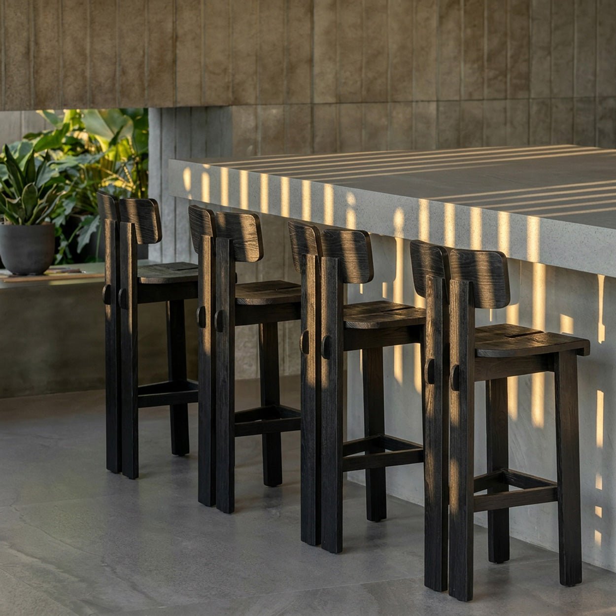 Tabouret de bar Sama Sama en teck noir en situation