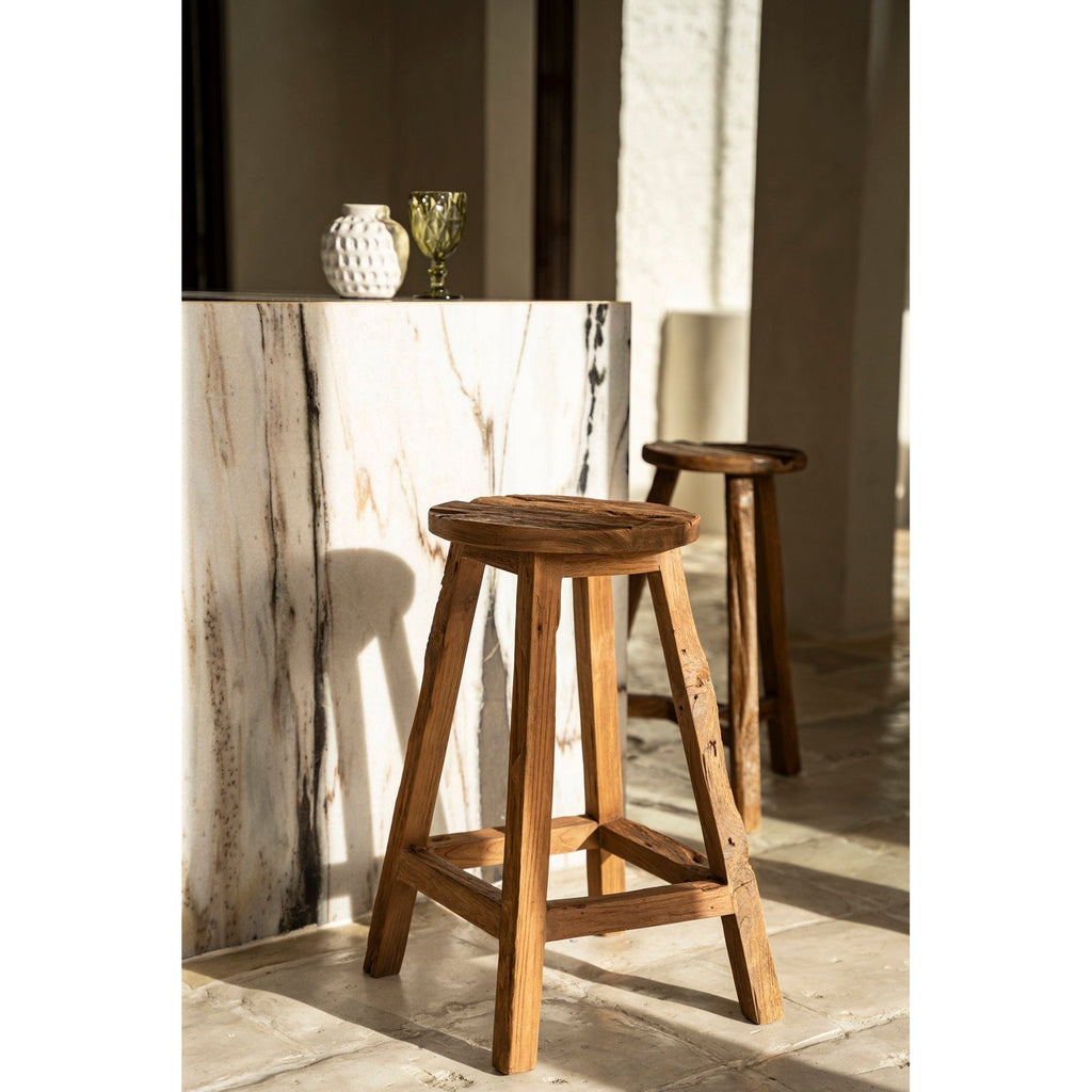 Tabouret de bar Shibori en teck recyclé en situation