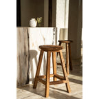 Tabouret de bar Shibori en teck recyclé en situation