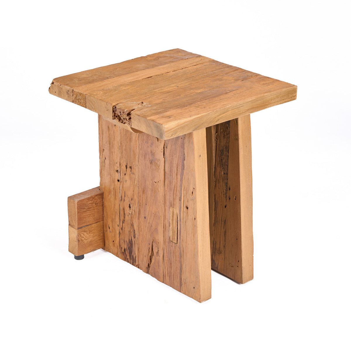 Tabouret Suku en teck recyclé vu de trois quarts côté panneau sur fond blanc bois brut et nœuds apparents