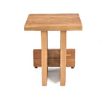 Tabouret Suku en teck recyclé vu de côté sur fond blanc