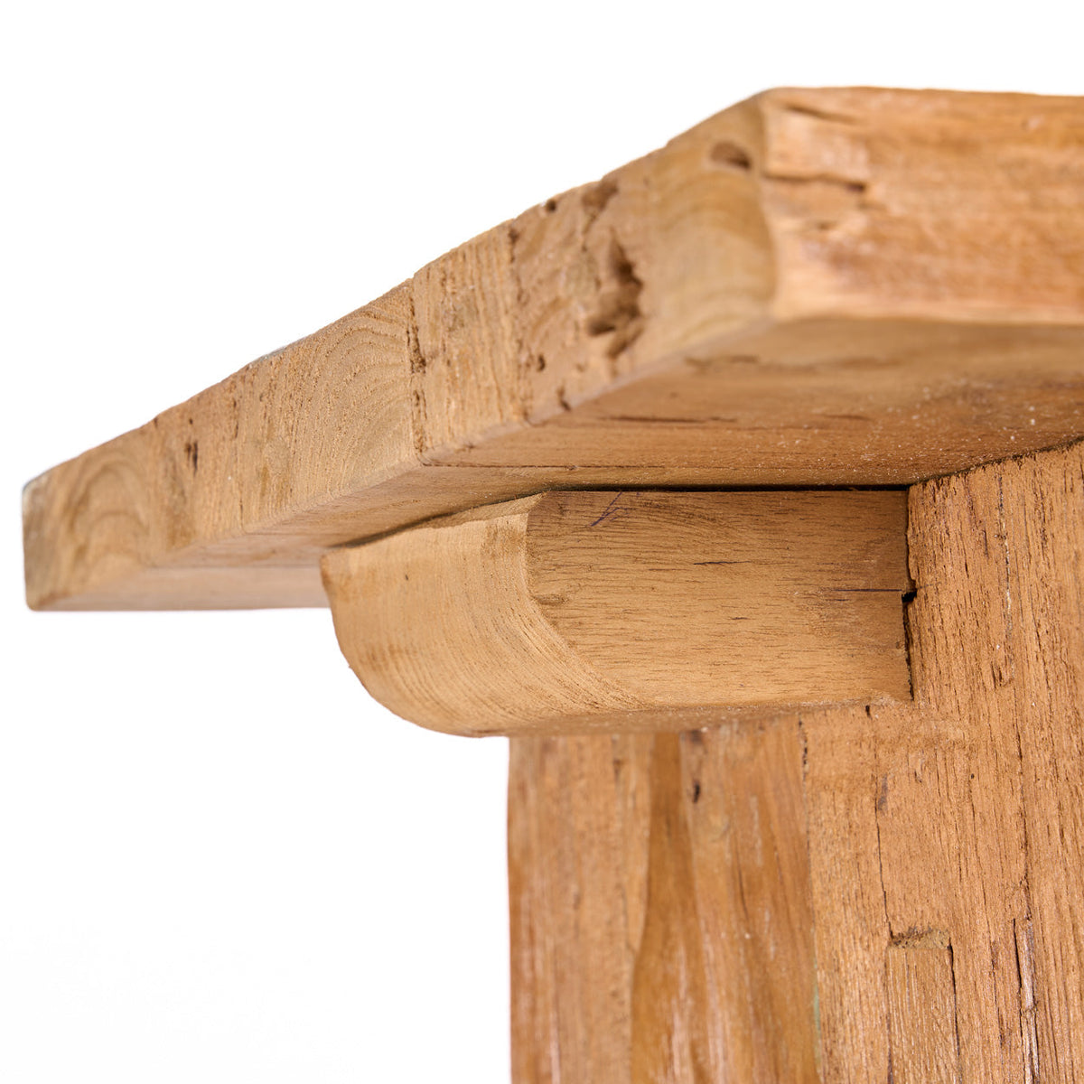 Détail de la console arrondie sous l'assise du tabouret Suku en teck recyclé