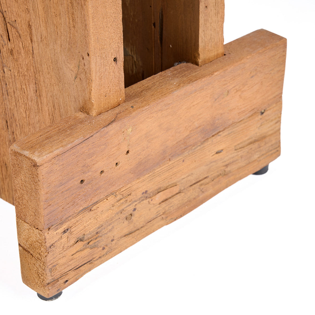 Détail de la traverse basse en teck recyclé du tabouret Suku avec ses marques d'usage et ses patins