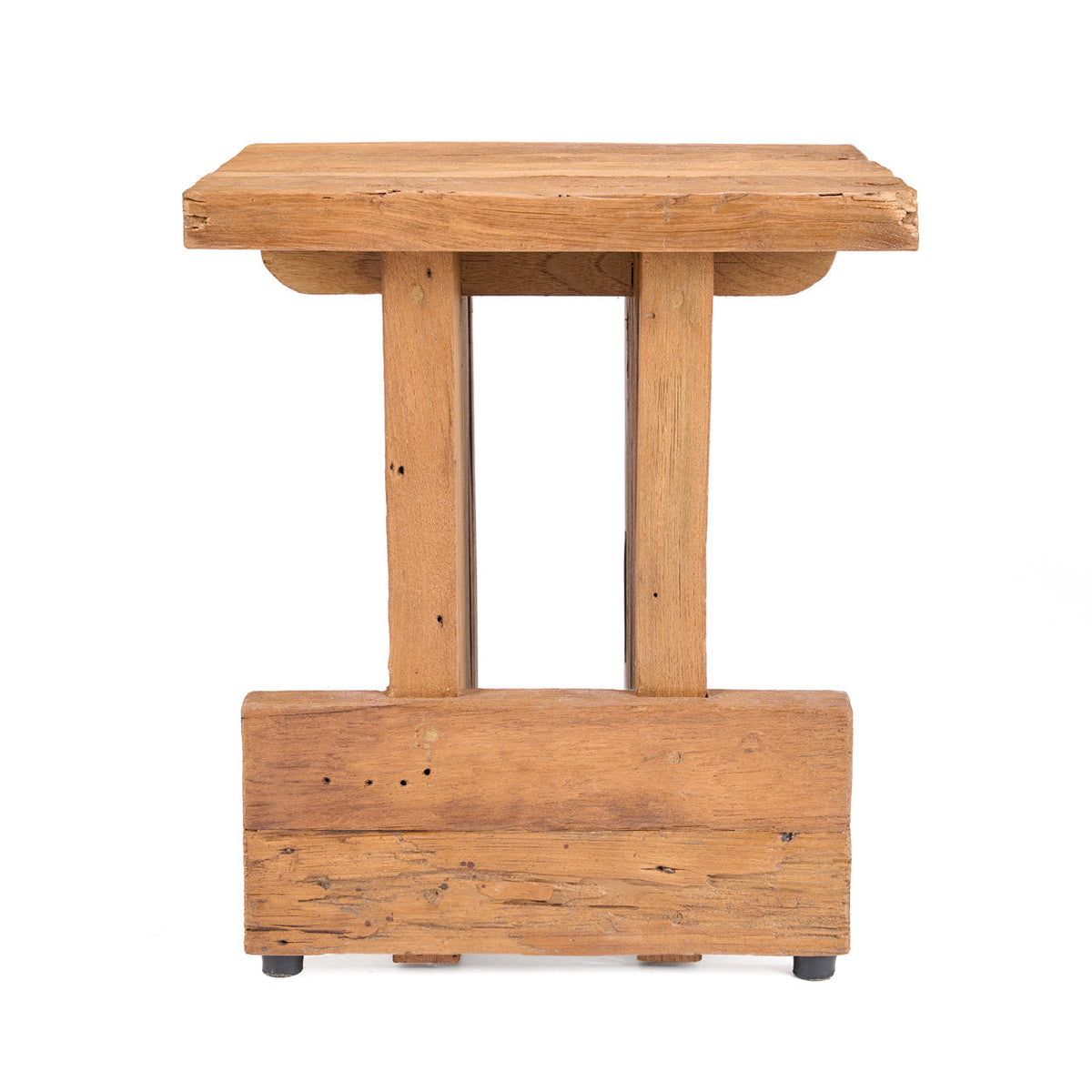 Tabouret Suku en teck recyclé vu de face sur fond blanc deux montants posés sur une traverse basse