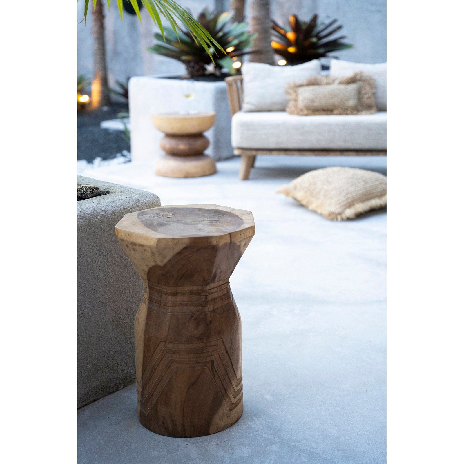 Tabouret Bloom en bois de suar en situation