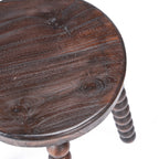 Assise ronde du tabouret Dango vue de dessus avec le veinage et les nœuds du manguier
