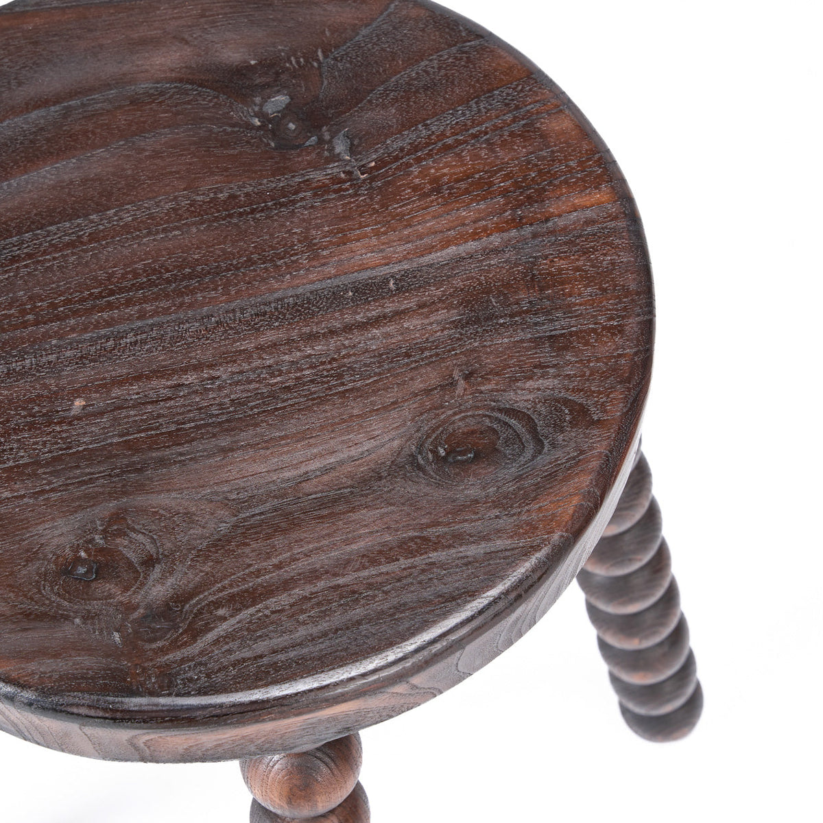 Assise ronde du tabouret Dango vue de dessus avec le veinage et les nœuds du manguier