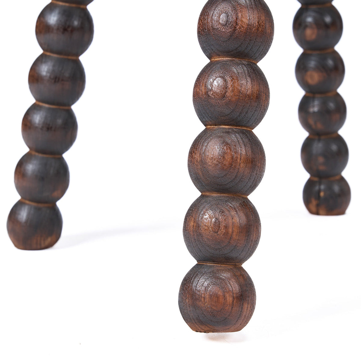 Détail du bas des pieds en chapelet de boules du tabouret Dango
