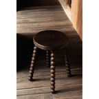 Tabouret Dango vu en plongée sur un plancher en bois patiné