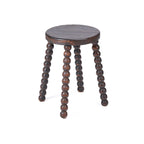 Tabouret Dango vu de trois quarts avec ses quatre pieds en boules légèrement écartés