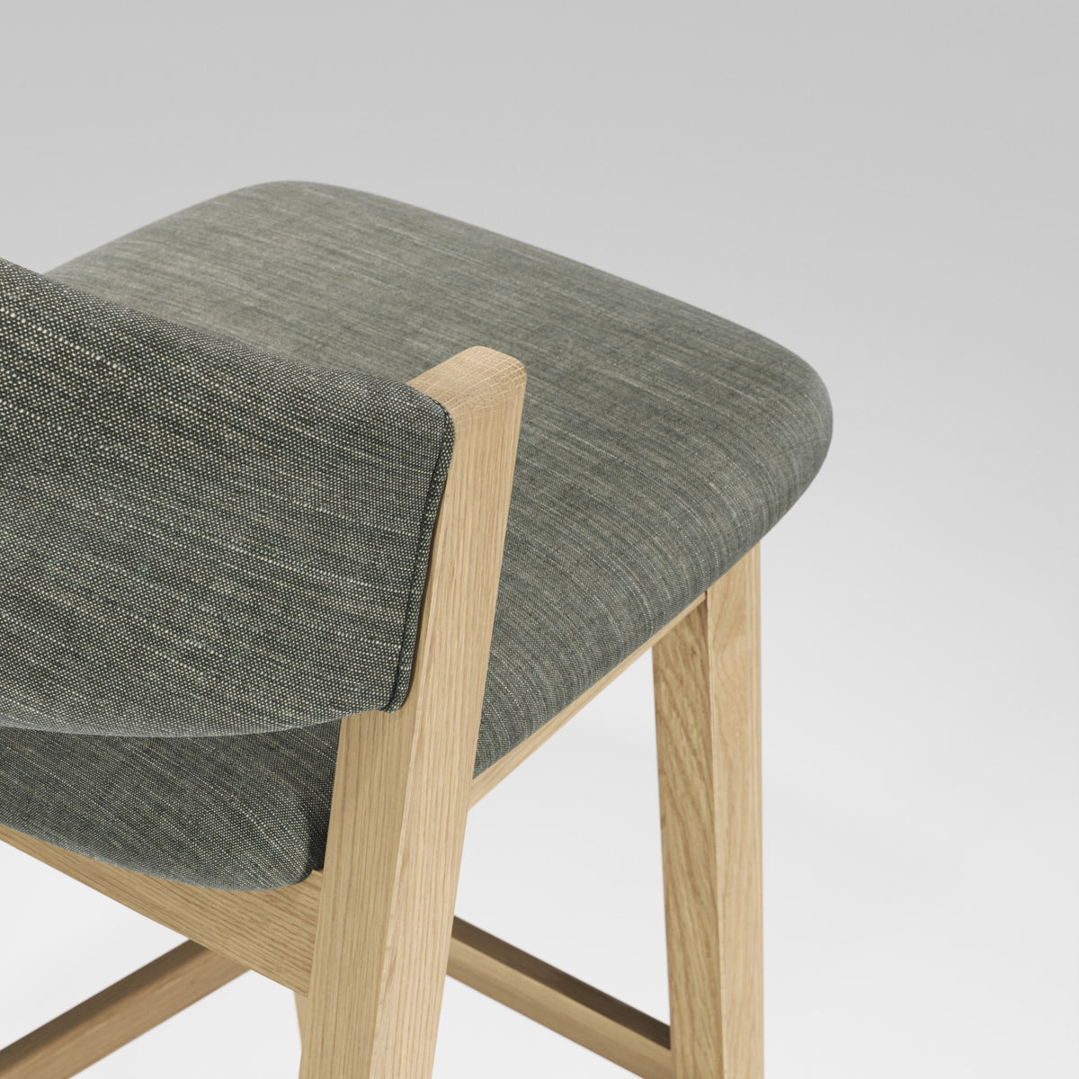 Détail du garnissage du tabouret de bar Caravela en chêne et tissu gris-vert