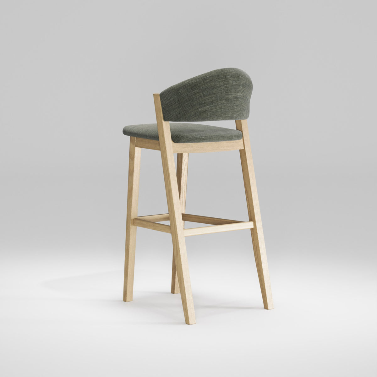 Tabouret de bar Caravela en chêne et tissu gris-vert vu de trois quarts arrière