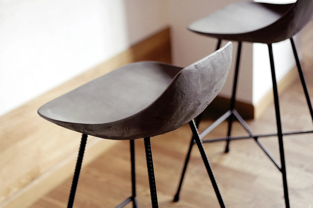 Tabouret de bar en béton Hauteville 67 cm en situation