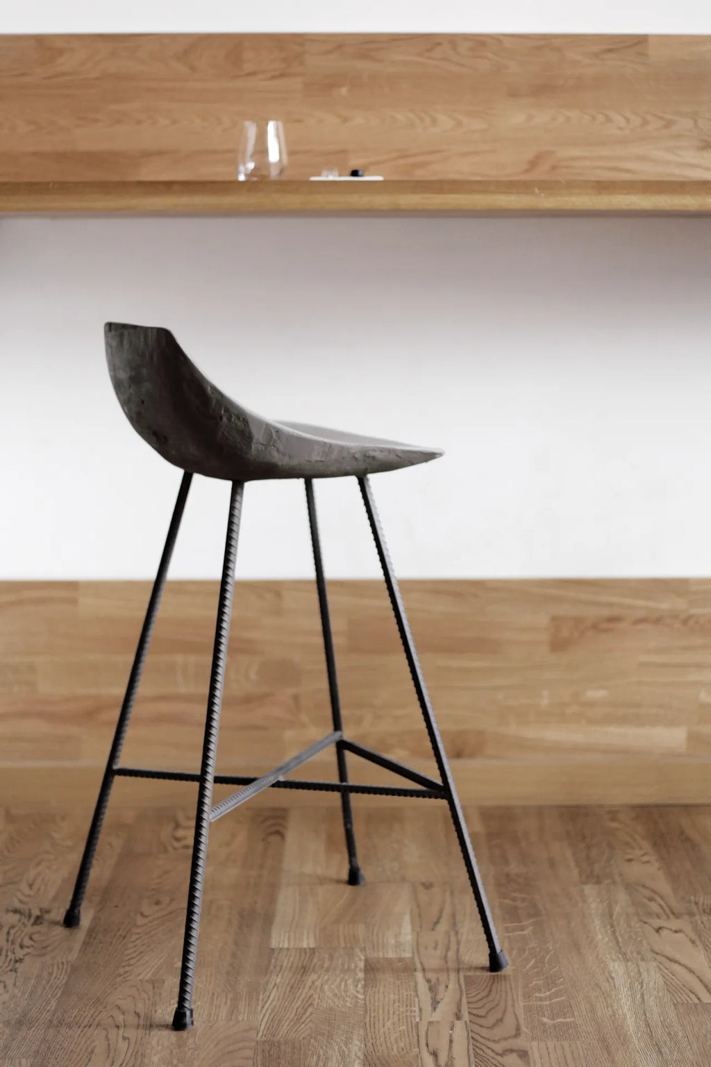 Tabouret de bar en béton Hauteville 67 cm en situation