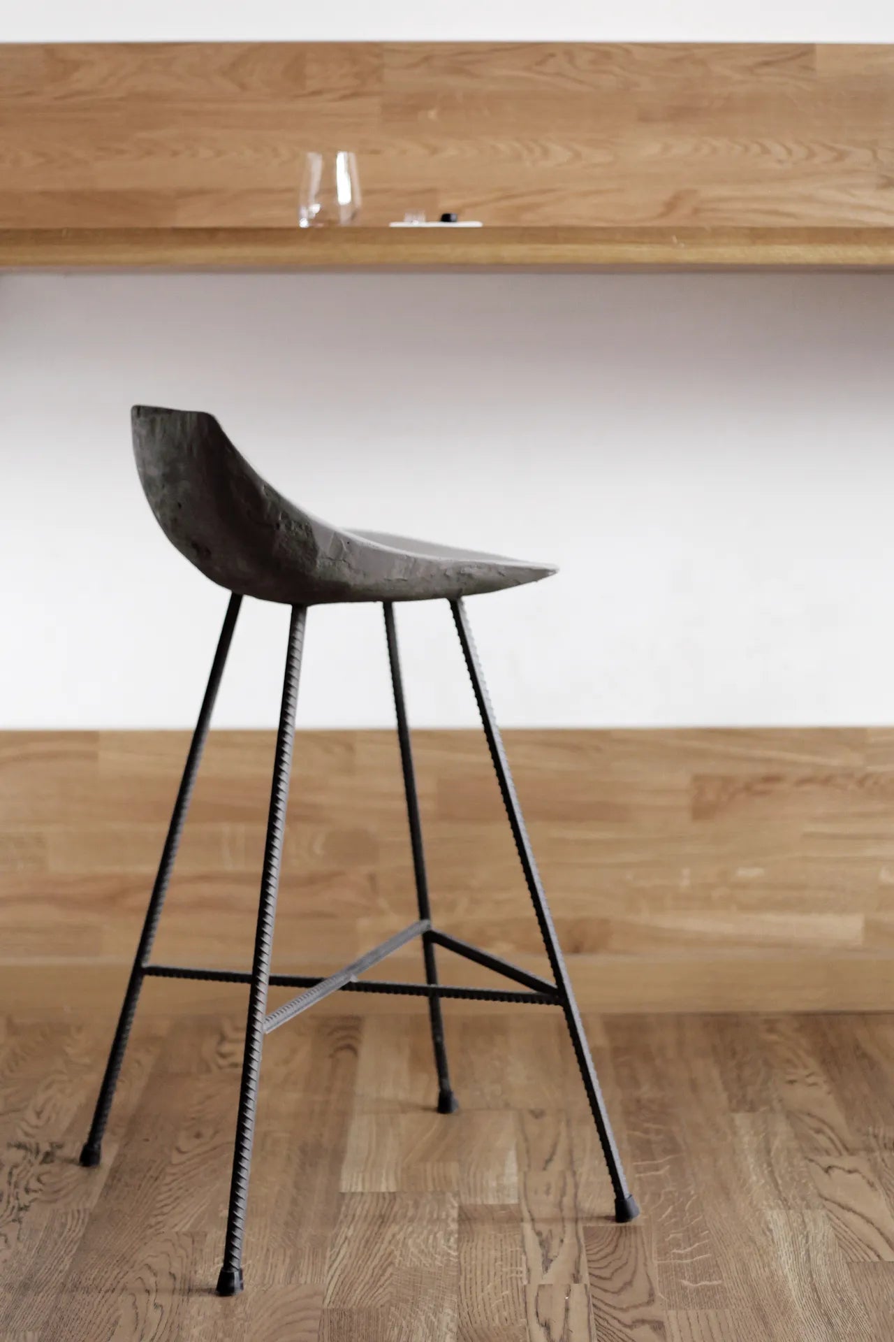 Tabouret de bar en béton Hauteville 67 cm en situation