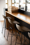 Tabouret de bar en béton Hauteville 77 cm en situation