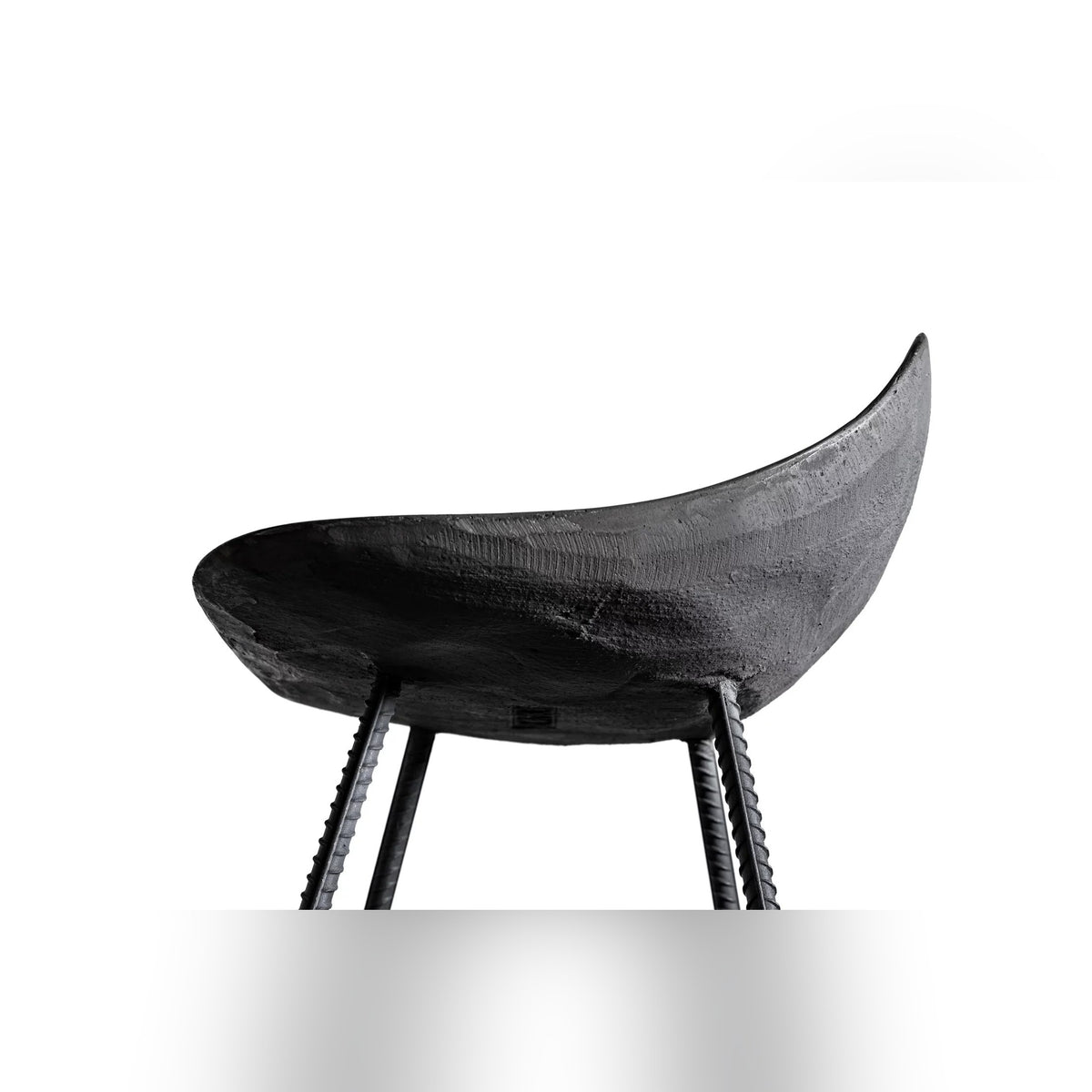 Assise du tabouret de bar Hauteville vue de profil au-dessus du haut des pieds en fer à béton