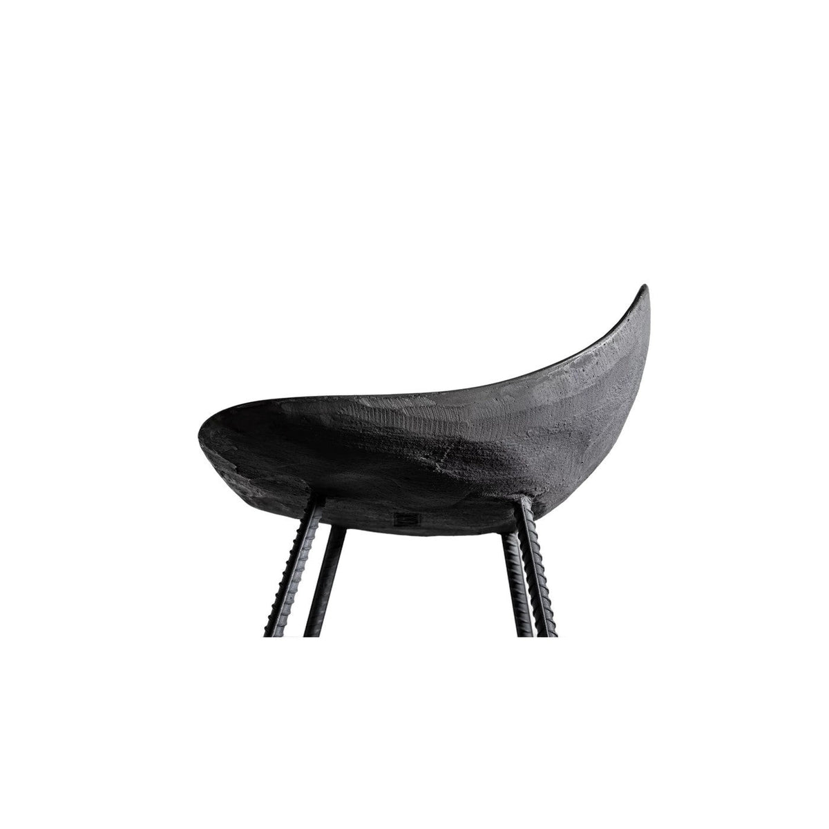 Assise en béton du tabouret de bar Hauteville vue de trois quarts avec son bord arrière relevé